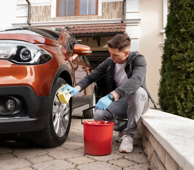 Lavage auto à domicile Aigondigné : professionnel intervenant sur un véhicule